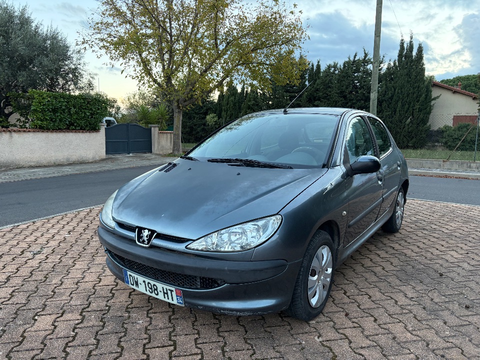 Peugeot 206 2005 – vue 3/4 avant gauche